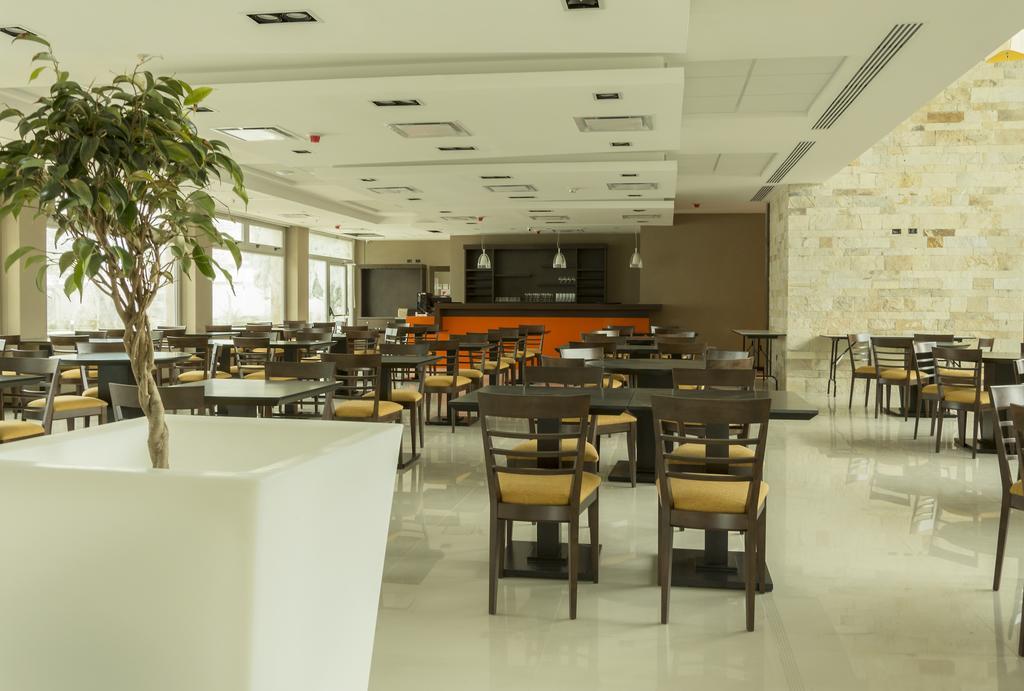 Howard Johnson Neuquen Hotel Ngoại thất bức ảnh