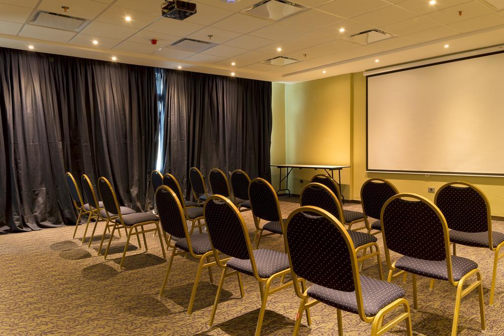 Howard Johnson Neuquen Hotel Ngoại thất bức ảnh