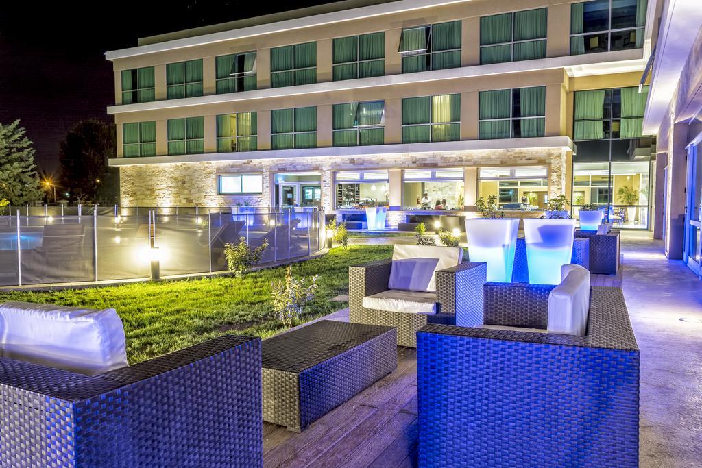 Howard Johnson Neuquen Hotel Ngoại thất bức ảnh